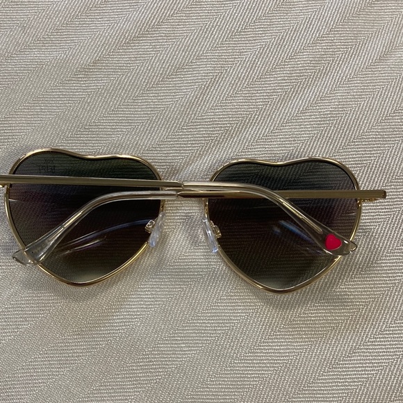 Betsey Johnson Stylish Gold tone heart-shaped  Sunglasses - Picture 3 of 7